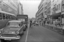 825447 Gezicht in de Lange Viestraat te Utrecht, uit het westen.